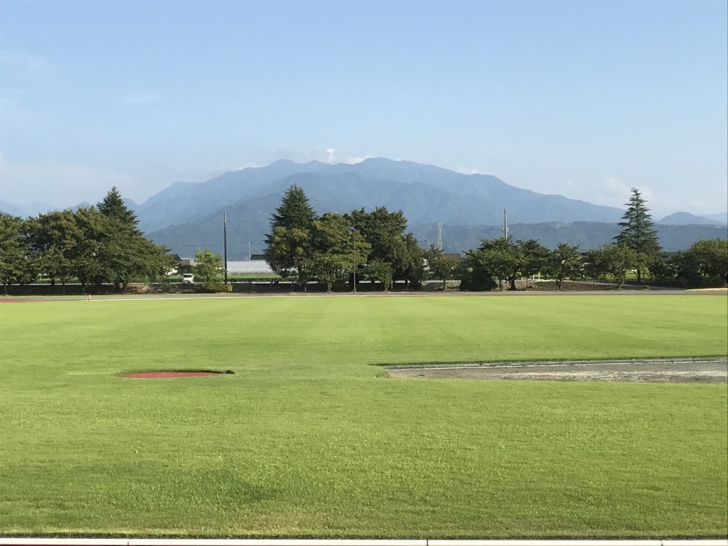 立山連峰を望む陸上競技場やちゃ