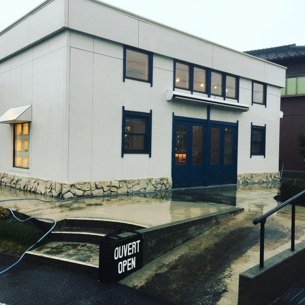 8号線沿いにある真っ白の建物が目印やちゃ