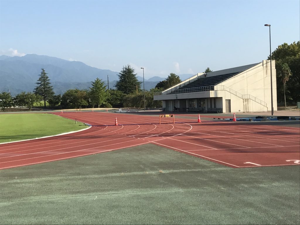 トイレ付き管理棟を兼ねる観客席やちゃ